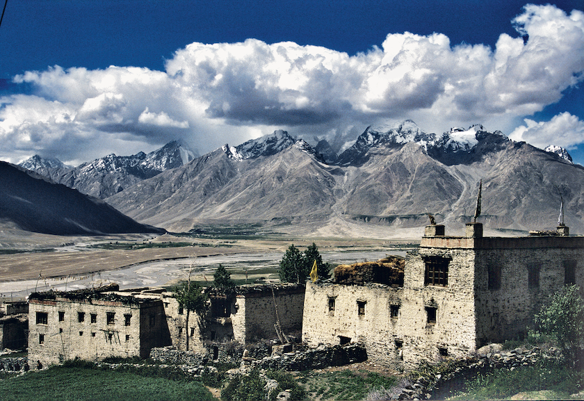 Houses at Padam, Zanskar Houses in the vast amphitheatre of mountains as one reaches Padam. The style is typically Buddhist and simple, with tapering walls to add to their strength when under snow, when the flat rooftops are the main working areas.